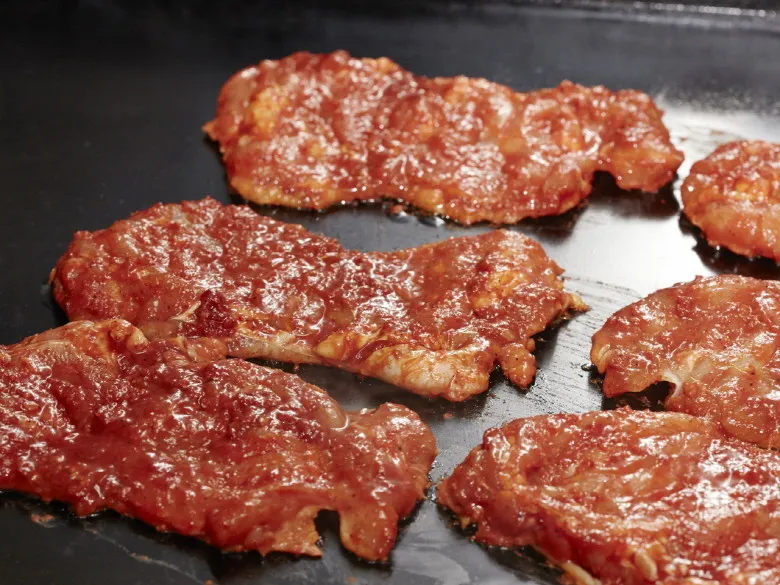 홍대 맛집 신미경 닭갈비의 프리미엄 양념 닭 - 서울 홍대 유명 음식점의 구이 전 신선한 재료 | Hongdae gourmet restaurant premium marinated chicken - Shin Mi-kyung Seoul famous dakgalbi, perfectly seasoned ready to grill | 弘大美食高级腌制鸡肉 - 神美京首尔著名餐厅的精心腌制鸡肉 | 弘大美食高級醃製雞肉 - 神美京首爾著名餐廳的精心醃製雞肉 | 弘大グルメプレミアム漬込み鶏肉 - 神美京ソウル著名レストランの入念に漬込まれた鶏肉