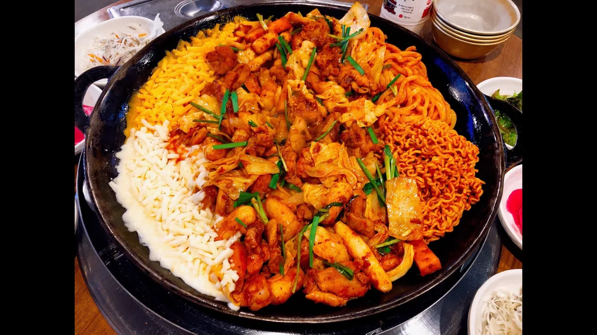 홍대 맛집 신미경의 치즈 퐁듀 닭갈비와 우동 - 홍대닭갈비 명물, 서울 대표 맛집 | Hongdae dakgalbi restaurant Shin Mi-kyung - cheese fondue dakgalbi with udon noodles, must-visit Seoul gourmet | 弘大美食神美京奶酪火锅鸡肉和乌冬面 - 弘大辣炒鸡排必吃美食，首尔著名餐厅 | 弘大美食神美京起司火鍋雞肉和烏冬麵 - 弘大辣炒鸡排必吃美食，首爾著名餐廳 | 弘大グルメ神美京チーズフォンデュ鶏肉とうどん - 弘大タッカルビ有名店、ソウルグルメレストラン
