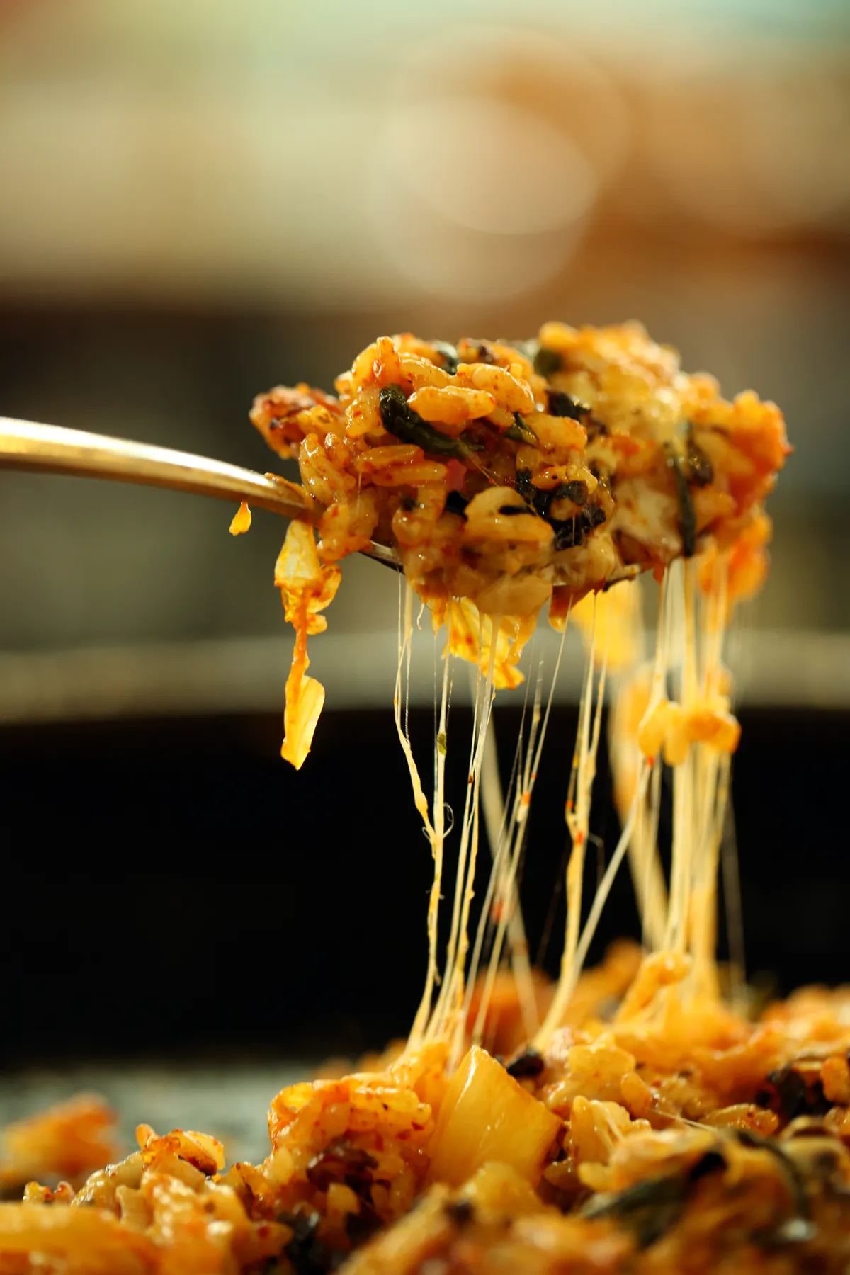 홍대 닭갈비 맛집에서 제공하는 시그니처 치즈 볶음밥 - 신미경의 유명 음식점 서울 홍대 대표 메뉴 | Hongdae dakgalbi gourmet restaurant signature cheese bokkeumbap - Shin Mi-kyung Seoul famous must-try dish with amazing cheese pull | 弘大辣炒鸡排美食餐厅的招牌奶酪炒饭 - 神美京首尔著名餐厅 | 弘大辣炒鸡排美食餐廳的招牌起司炒飯 - 神美京首爾著名餐廳 | 弘大辣炒鸡排グルメレストランの看板チーズ炒飯 - 神美京ソウル著名レストラン