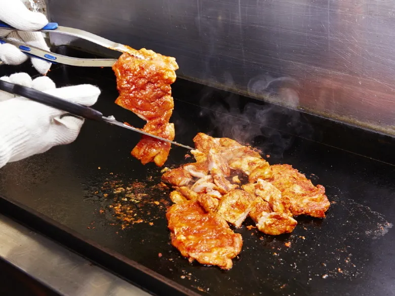 홍대 맛집 신미경의 구워진 닭갈비 - 서울 홍대 유명 음식점 무쇠판에서 바로 나온 따뜻한 요리 | Hongdae restaurant fresh grilled dakgalbi - Shin Mi-kyung Seoul famous gourmet on hot iron plate perfect cooked | 弘大美食刚烤好的辣炒鸡排 - 神美京首尔著名餐厅的铸铁板上新鲜烹饪 | 弘大美食剛烤好的辣炒鸡排 - 神美京首爾著名餐廳的鑄鐵板上新鮮烹飪 | 弘大グルメ焼きたての辣炒鸡排 - 神美京ソウル著名レストランの鋳鉄板上新鮮調理