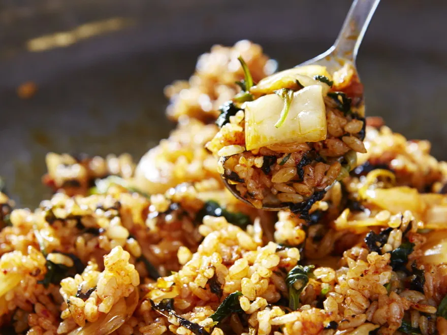 홍대 맛집의 시그니처 볶음밥 - 신미경 닭갈비 유명 음식점 서울 홍대 대표 메뉴 | Hongdae gourmet restaurant signature fried rice - Shin Mi-kyung Seoul famous dakgalbi bokkeumbap with vegetables | 弘大美食的招牌炒饭 - 神美京首尔著名餐厅的传统炒饭 | 弘大美食的招牌炒飯 - 神美京首爾著名餐廳的傳統炒飯 | 弘大グルメの看板炒飯 - 神美京ソウル著名レストランの伝統炒飯