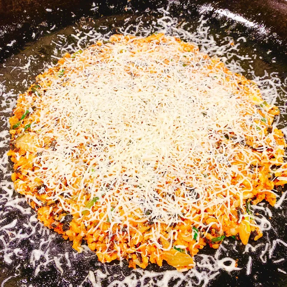 홍대 치즈 닭갈비 맛집 신미경의 명물 '눈 같은 치즈 볶음밥' - 서울 홍대 유명 음식점의 시그니처 피니시 메뉴 | Hongdae restaurant famous cheese fried rice - Shin Mi-kyung Seoul gourmet dakgalbi specialist, snowflake cheese bokkeumbap signature dish | 弘大美食餐厅著名的奶酪炒饭 - 神美京首尔美食专家，堆满芝士的经典炒饭 | 弘大美食餐廳著名的起司炒飯 - 神美京首爾美食專家，堆滿芝士的經典炒飯 | 弘大グルメレストラン有名なチーズ炒飯 - 神美京ソウル美食専門家、たっぷりチーズの看板メニュー