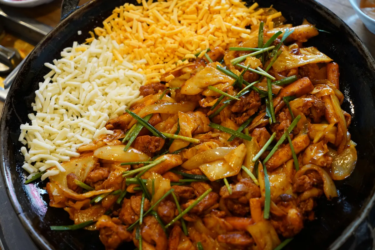 홍대 닭갈비 맛집 신미경의 치즈 퐁듀 풀 세트 - 서울 홍대 대표 맛집에서 즐기는 완벽한 홍대닭갈비 조합 | Hongdae dakgalbi specialty restaurant complete set - Shin Mi-kyung Seoul famous gourmet, cheese fondue with rice cakes and signature Korean banchan | 弘大辣炒鸡排美食完整套餐 - 神美京首尔著名餐厅，含年糕和传统配菜的经典组合 | 弘大辣炒鸡排美食完整套餐 - 神美京首爾著名餐廳，含年糕和傳統配菜的經典組合 | 弘大辣炒鸡排美食完全セット - 神美京ソウル著名レストラン、餅とシグネチャー副菜付き