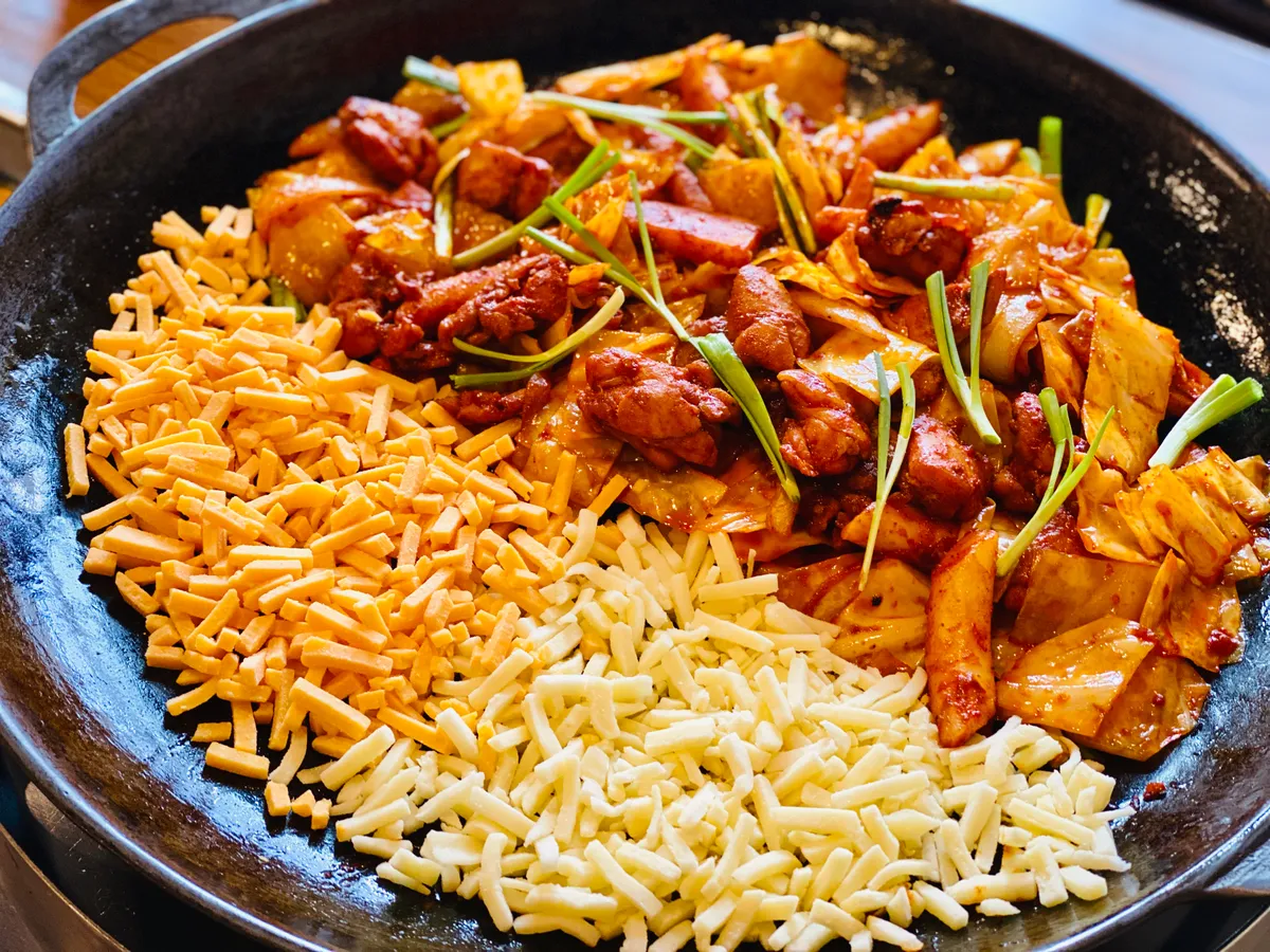 홍대 맛집 신미경의 프리미엄 닭갈비 플래터 - 서울 홍대 대표 음식점의 치즈 퐁듀 맛집 메뉴 | Hongdae restaurant premium dakgalbi platter - Shin Mi-kyung Seoul famous gourmet must-try dish with three types of cheese | 弘大美食神美京的高级辣炒鸡排拼盘 - 首尔著名餐厅的三种奶酪组合美食 | 弘大美食神美京的高級辣炒鸡排拼盤 - 首爾著名餐廳的三種起司組合美食 | 弘大美食神美京のプレミアム辣炒鸡排プラッター - ソウル著名レストランの三種チーズ組合グルメ