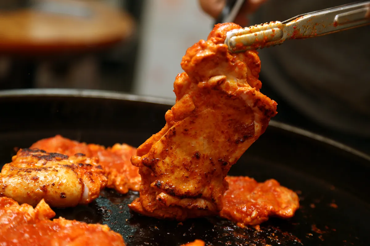 홍대 닭갈비 맛집 신미경 - 서울 홍대 유명 음식점의 구워진 닭갈비 조리 현장 | Hongdae dakgalbi restaurant Shin Mi-kyung - Seoul famous gourmet perfectly grilled on cast iron pan | 弘大辣炒鸡排美食 - 神美京首尔著名餐厅的烤制过程 | 弘大辣炒鸡排美食 - 神美京首爾著名餐廳的烤製過程 | 弘大辣炒鸡排グルメ - 神美京ソウル著名レストランの焼製プロセス