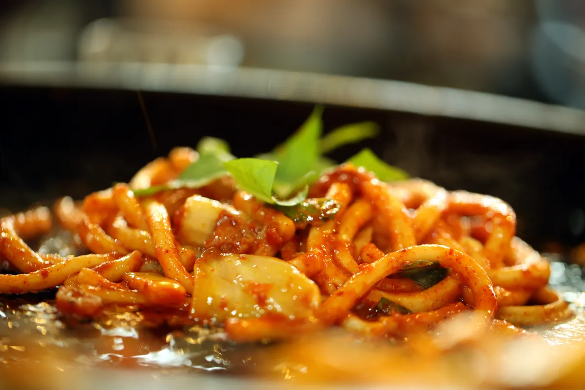 홍대 맛집 신미경의 시그니처 우동 - 서울 홍대 유명 음식점 무쇠판의 매운 소스 우동 | Hongdae restaurant signature udon - Shin Mi-kyung Seoul famous gourmet on cast iron plate with spicy sauce, must-try dish | 弘大美食的招牌乌冬面 - 神美京首尔著名餐厅的铸铁板辣酱乌冬 | 弘大美食的招牌烏冬麵 - 神美京首爾著名餐廳的鑄鐵板辣醬烏冬 | 弘大グルメの看板うどん - 神美京ソウル著名レストランの鋳鉄板辛辣ソースうどん